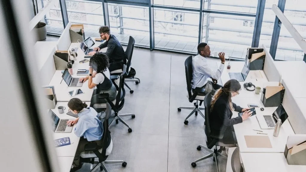 Personal administrativo trabajando con computadoras en una oficina