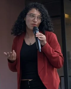 Fernanda Ambriz de Buk hablando con un micrófono