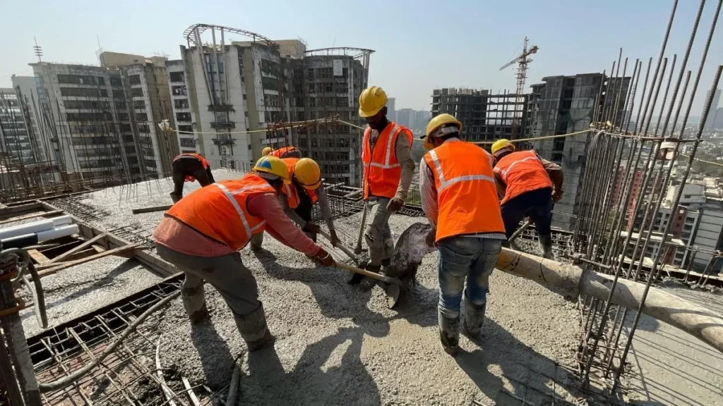 Trabajadores de construcción realizando labores en una obra
